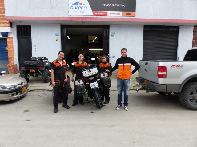 Santiago and his technicians who fixed the bike,